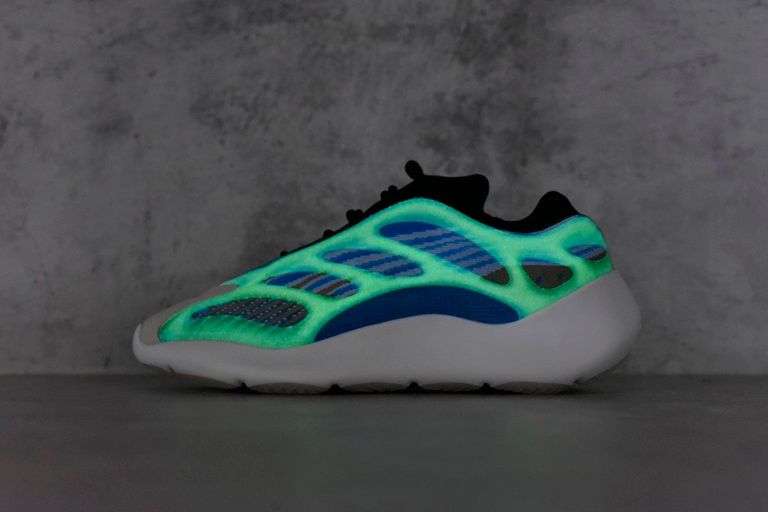 Yeezy Boost 700V3 Arzare G54850