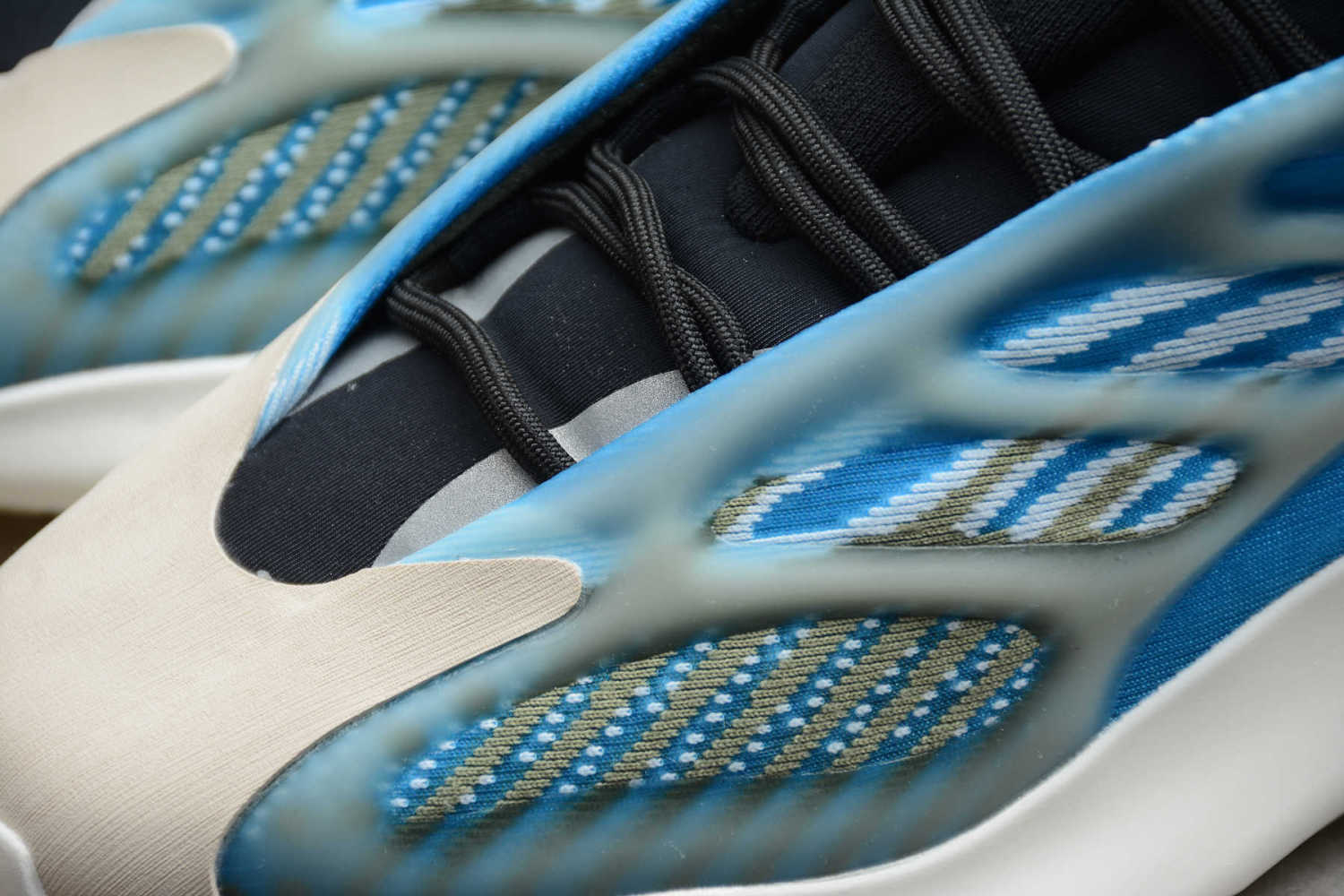 Yeezy Boost 700V3 Arzare G54850