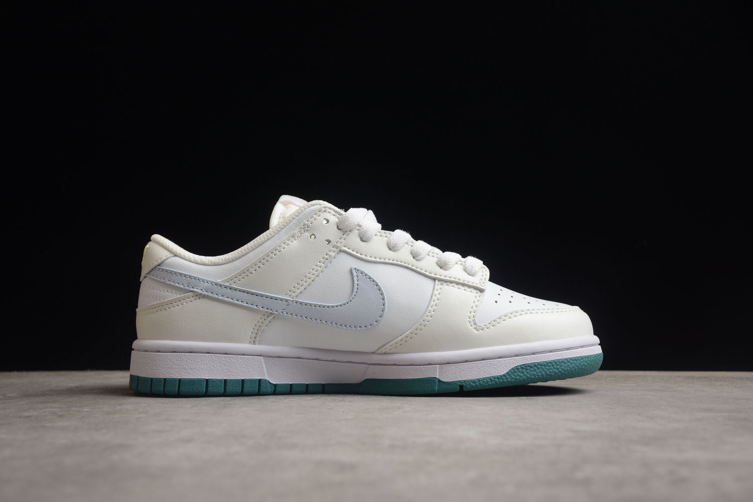 SB Dunk Low FD9911 101