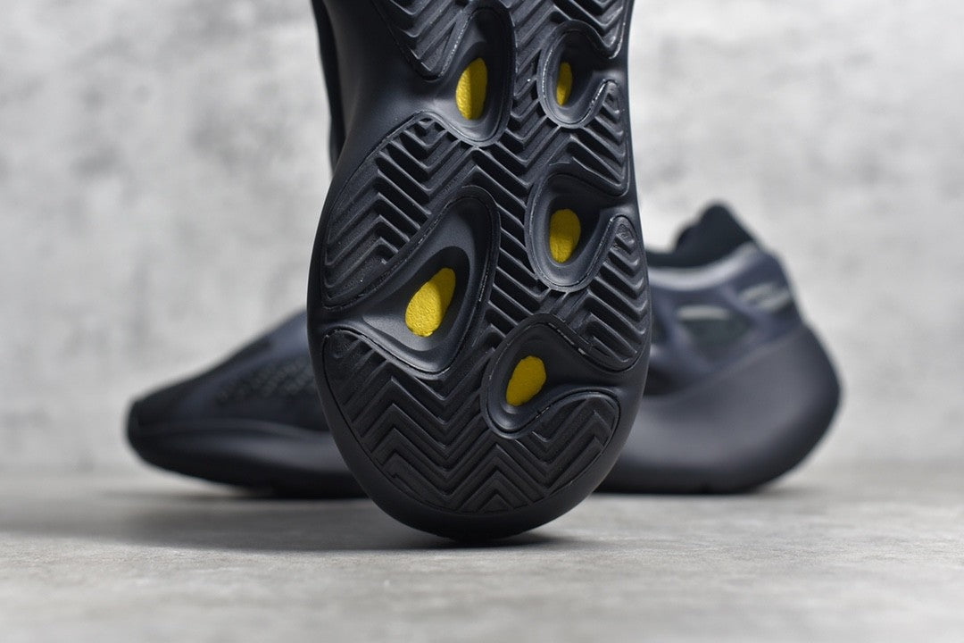 Yeezy Boost 700V3 Black H67799