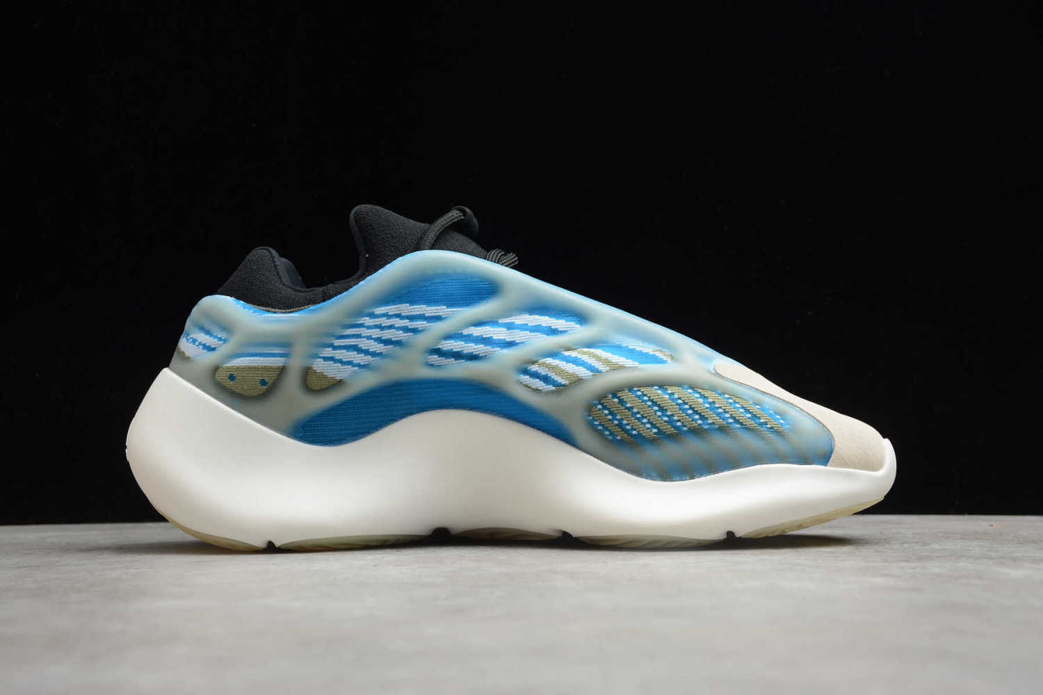 Yeezy Boost 700V3 Arzare G54850