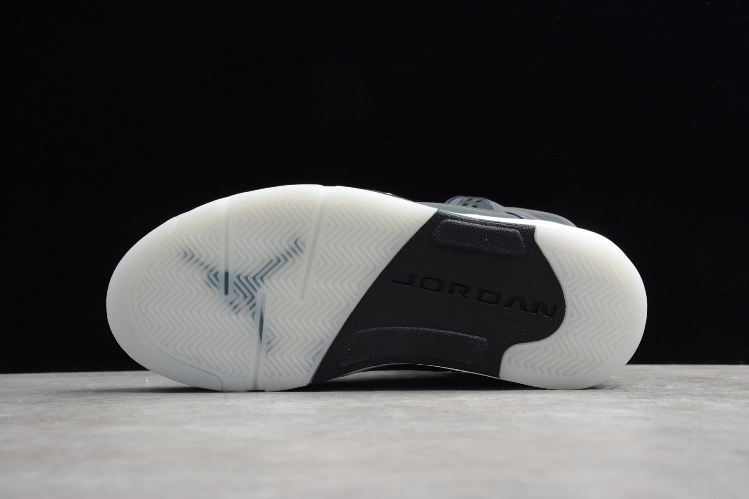 Air Jordan 5 WMNS “Oil Grey” CD2722-001