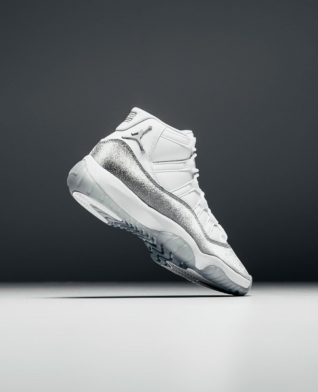 Air Jordan 11 WMNS “Metallic Silver” AR0715-100