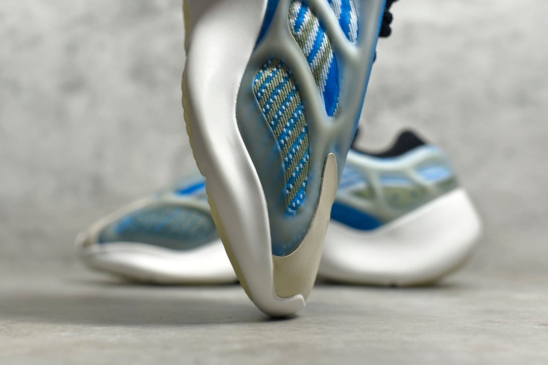 Yeezy Boost 700V3 Arzare G54850