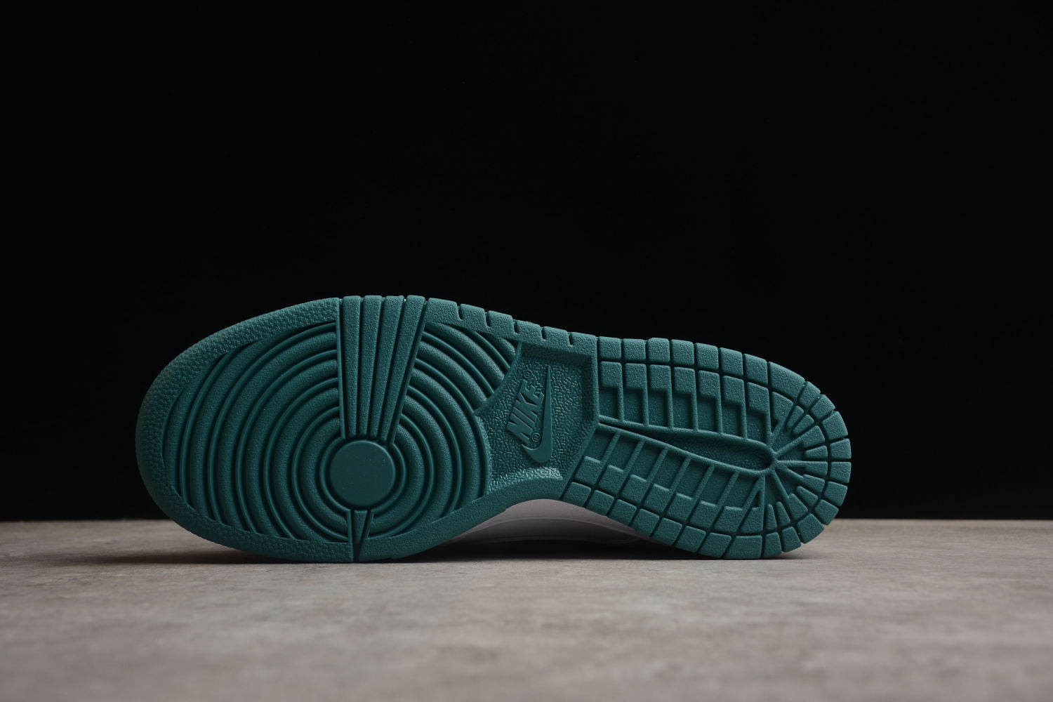 SB Dunk Low FD9911 101