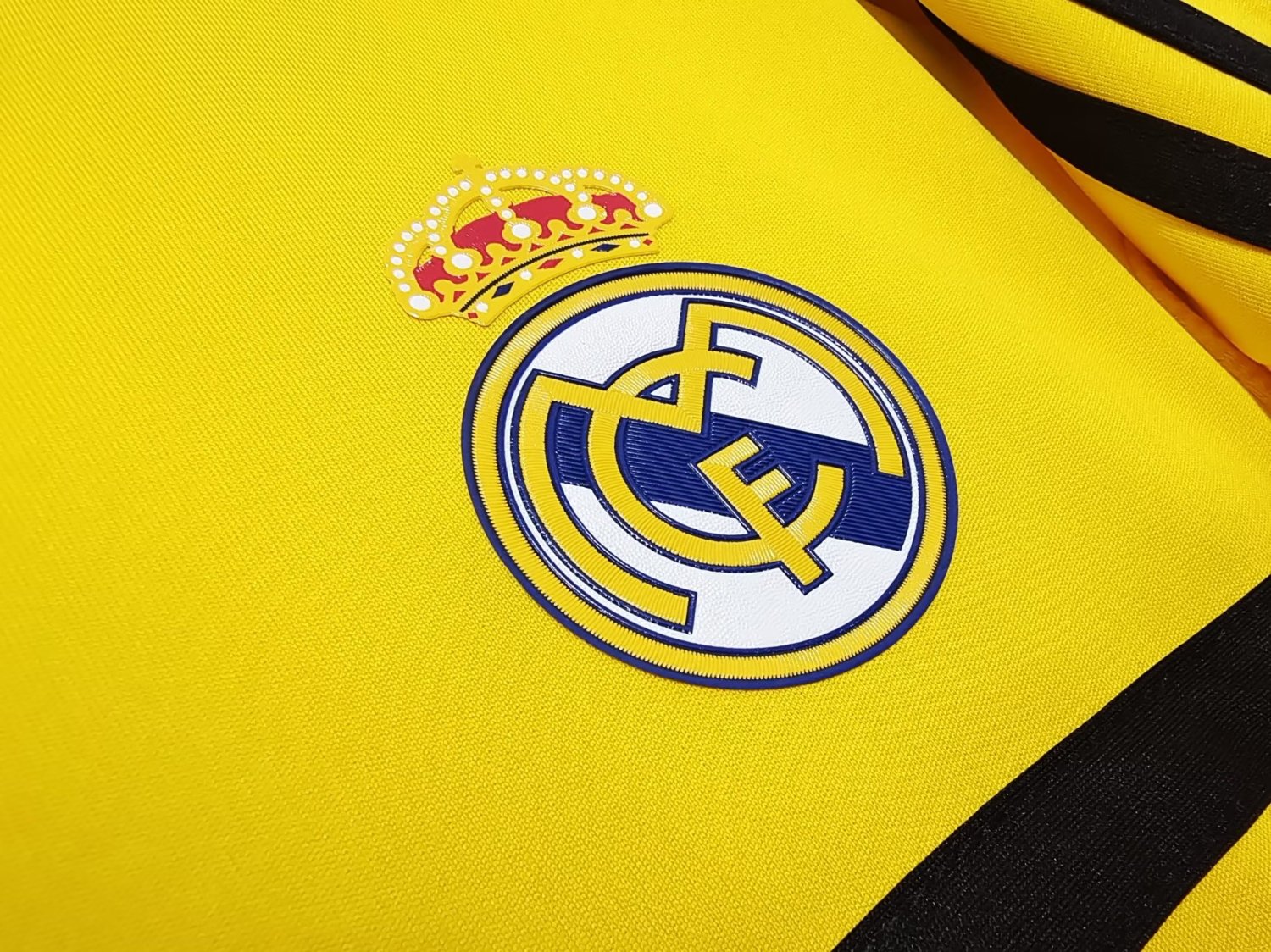 Real Madrid Retro Yellow Goalkeeper Jersey 2011/12
