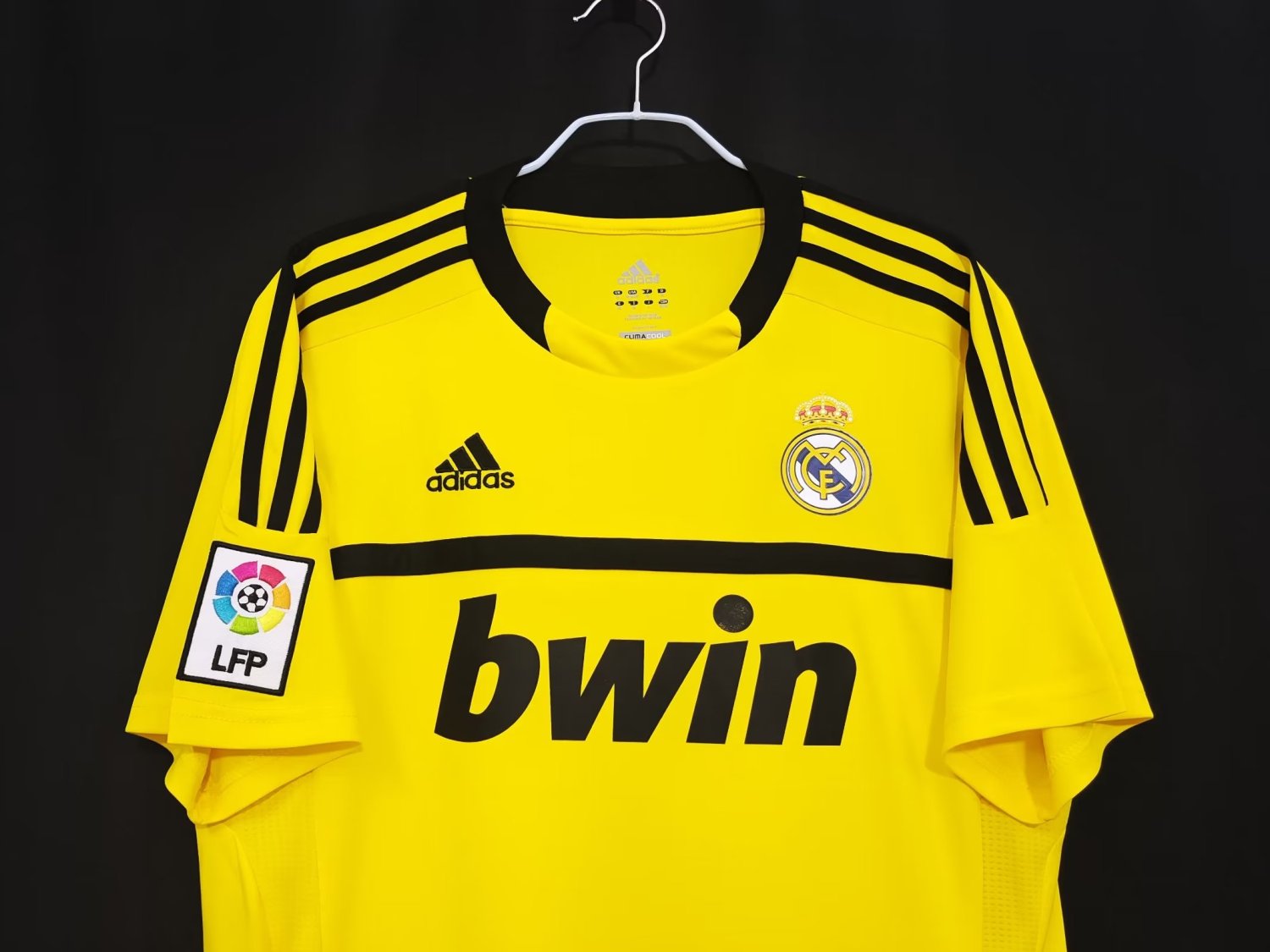 Real Madrid Retro Yellow Goalkeeper Jersey 2011/12