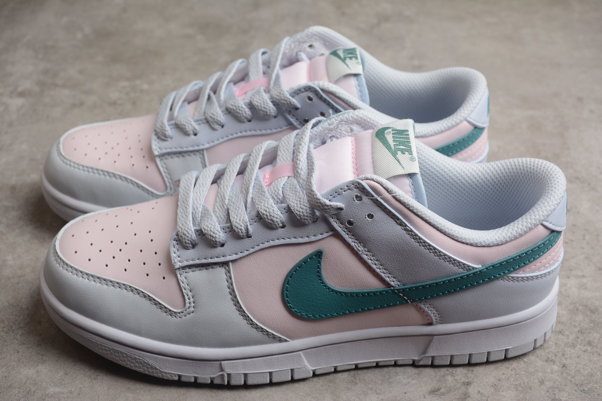 SB Dunk Low Mineral Teal Light Blue Pink FD1232-002