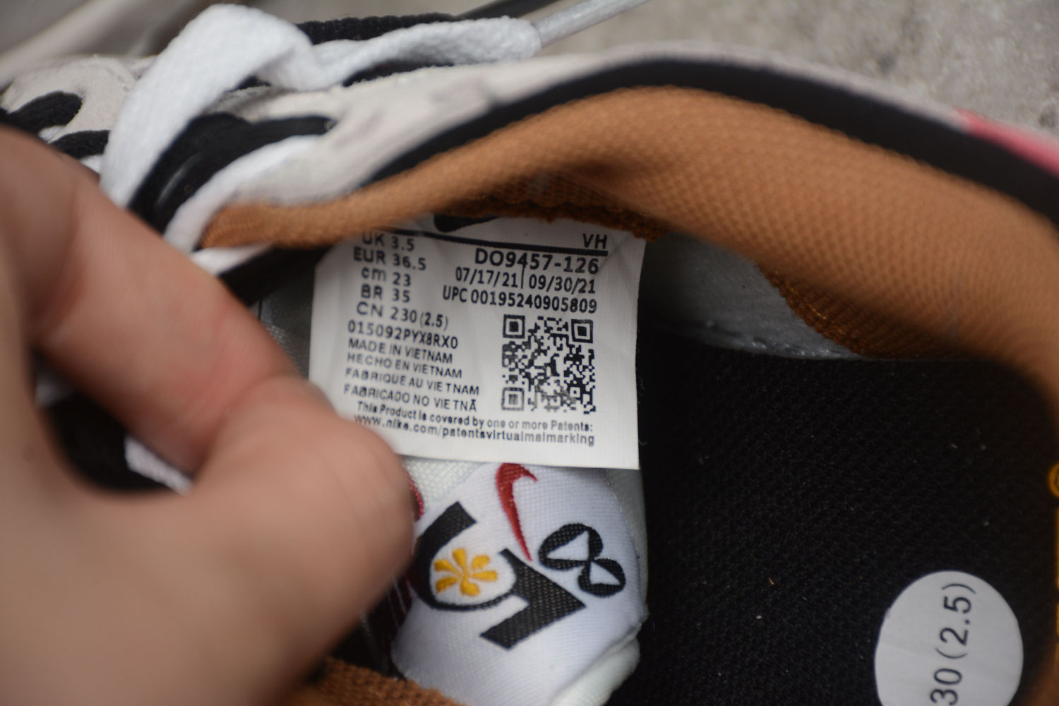 SB Dunk Low SE 85 DO9457-126