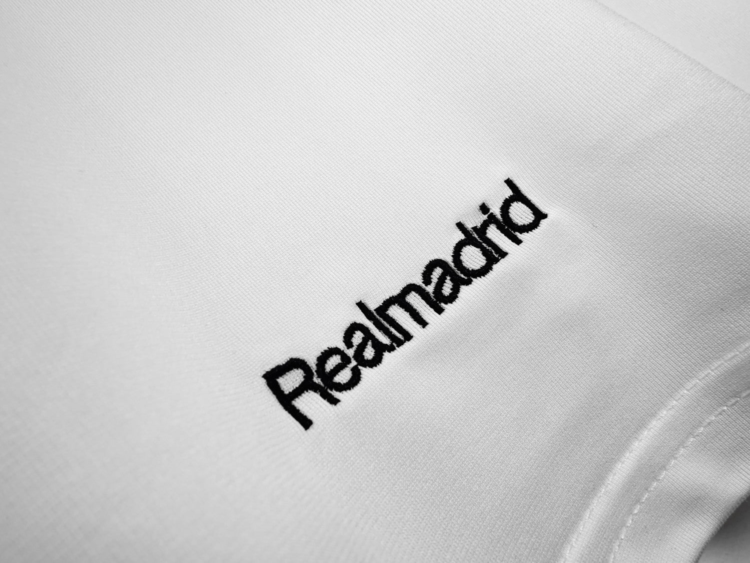 Real Madrid Home Retro Jersey 2005/06