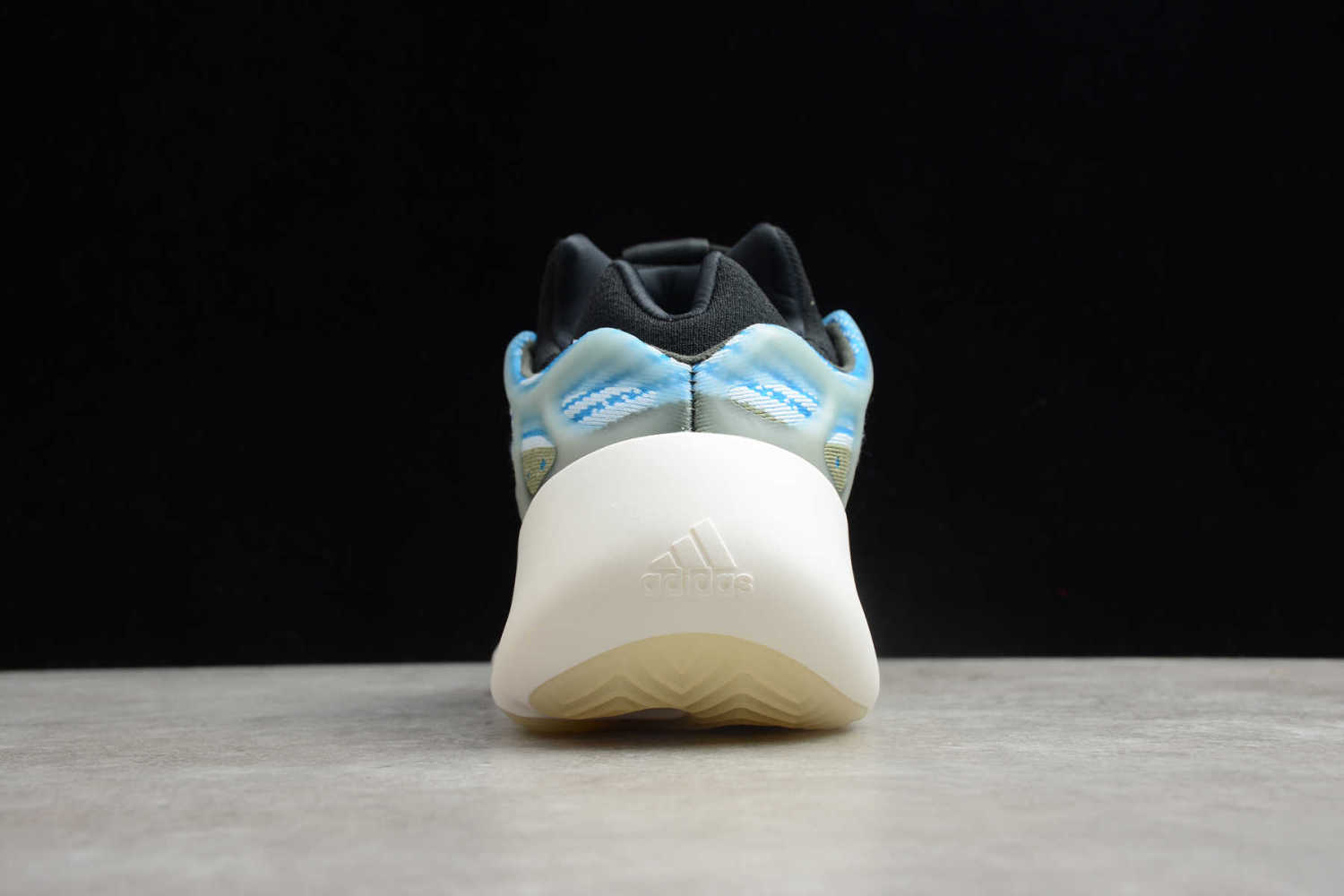 Yeezy Boost 700V3 Arzare G54850