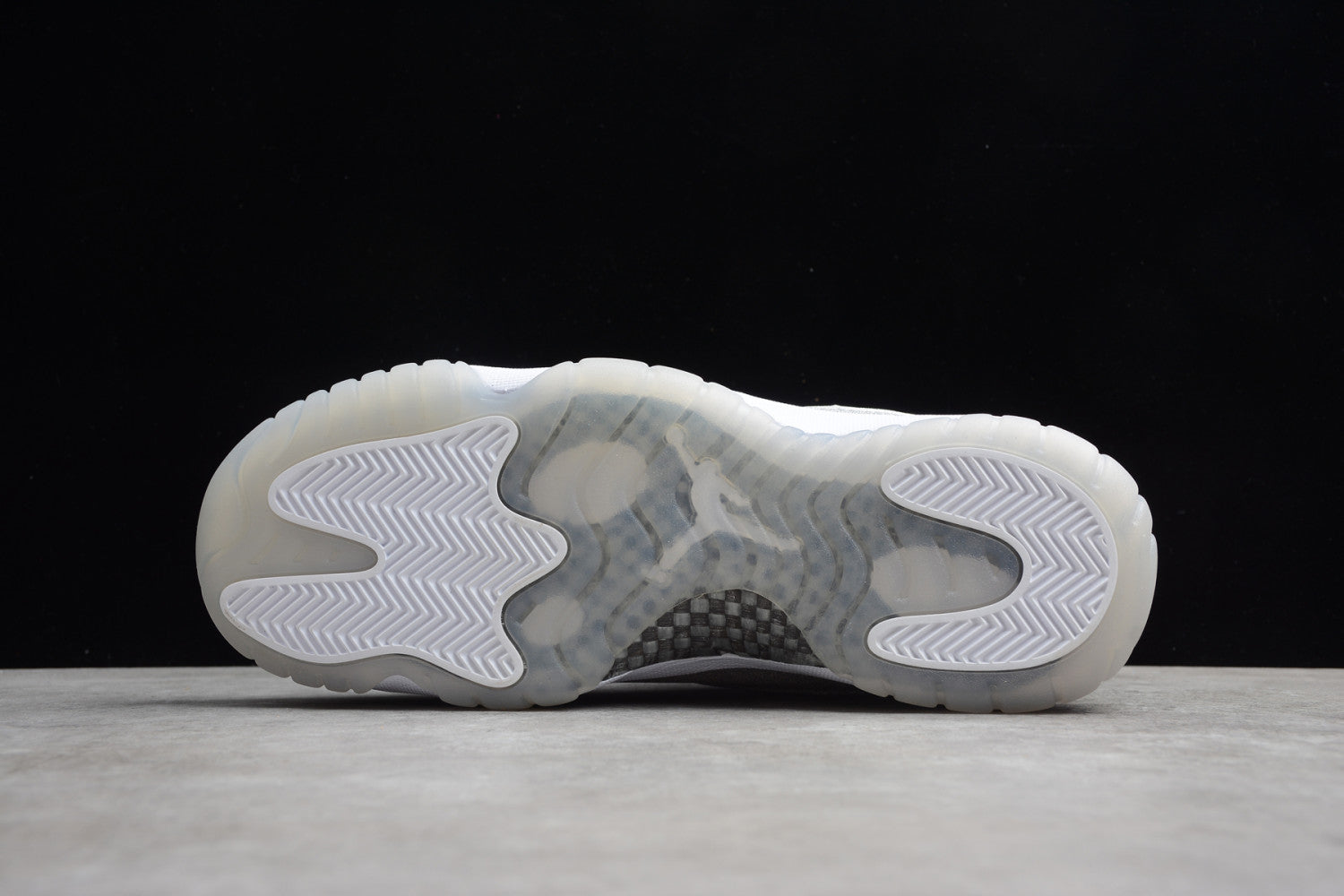 Air Jordan 11 WMNS “Metallic Silver” AR0715-100
